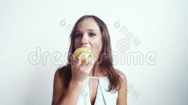 美丽的年轻快乐的女人吃绿色的<strong>苹果</strong>水果。 孤立在白色背景上。 3840x2160